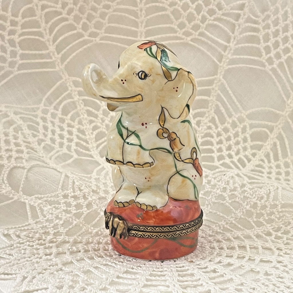 Beautiful Tassle Elephant -Peint Main Signed Exclusive Charmant - LADYBIRD LAUGH