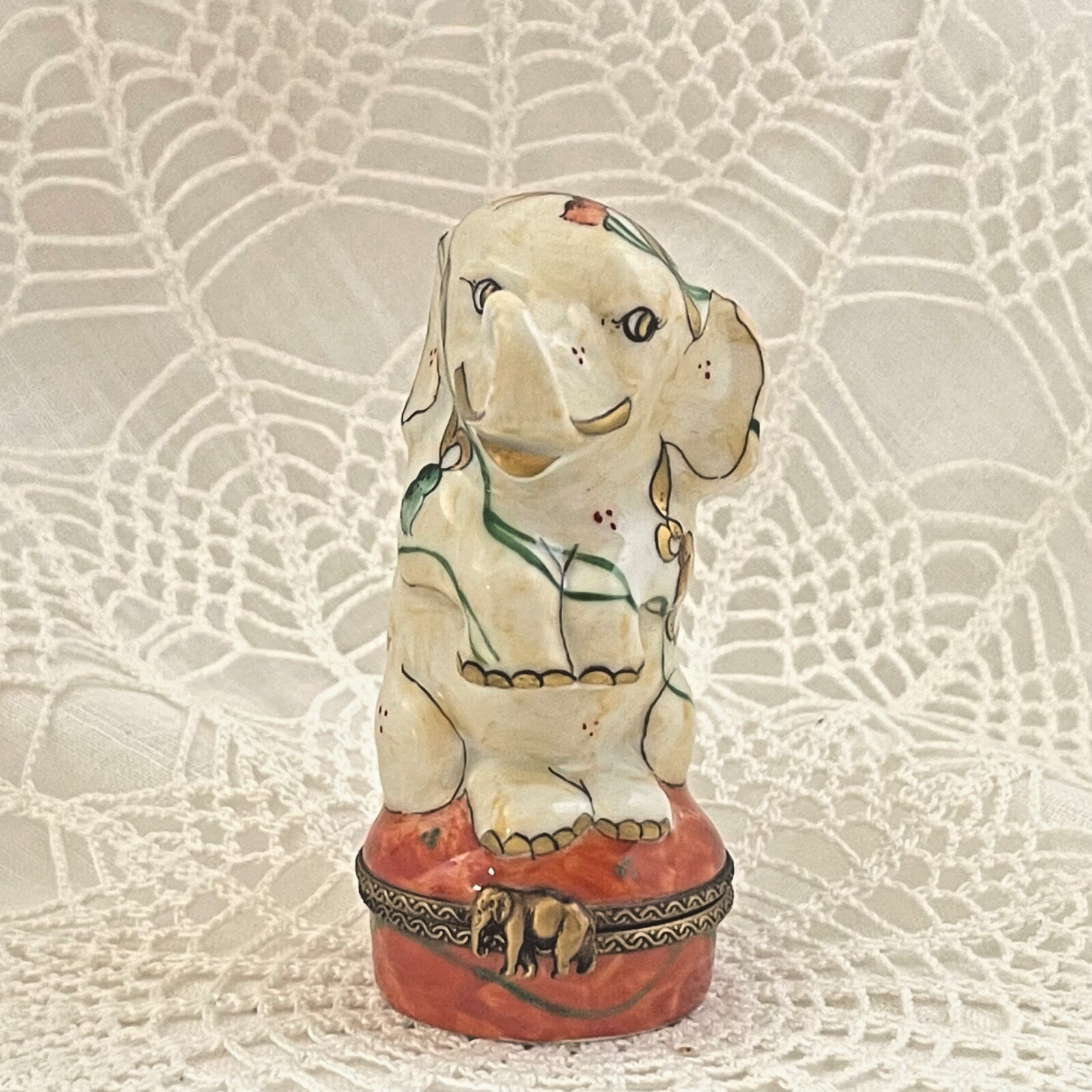 Beautiful Tassle Elephant -Peint Main Signed Exclusive Charmant - LADYBIRD LAUGH