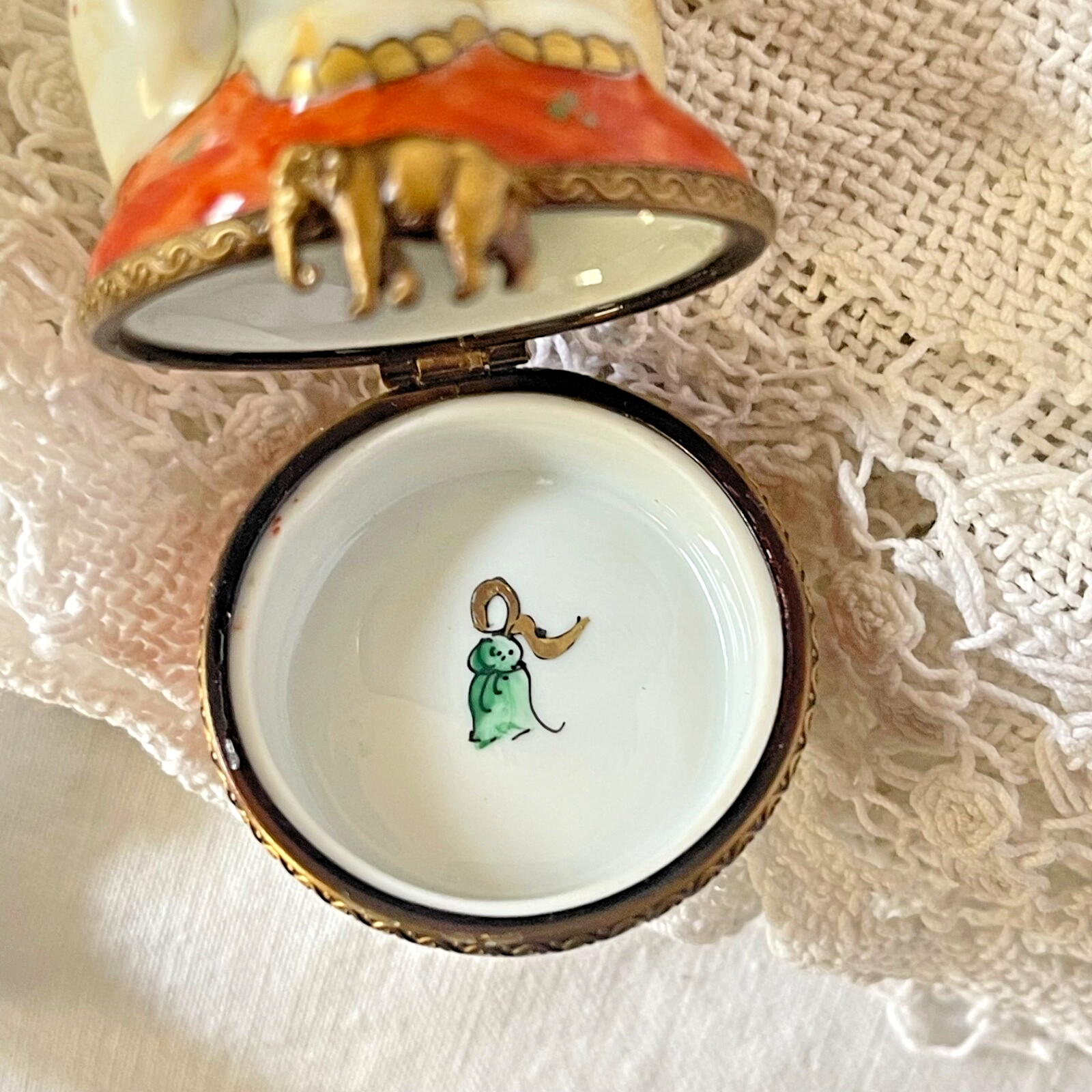 Beautiful Tassle Elephant -Peint Main Signed Exclusive Charmant - LADYBIRD LAUGH