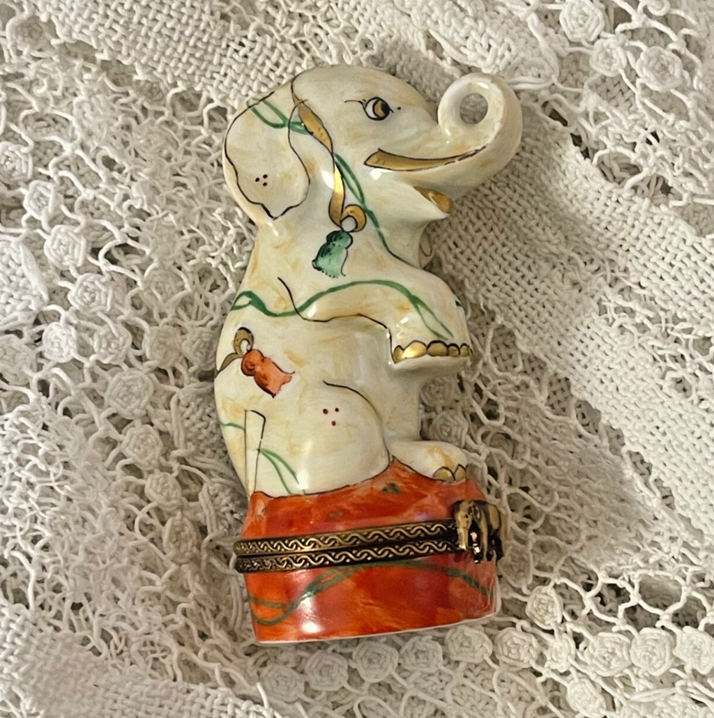 Beautiful Tassle Elephant -Peint Main Signed Exclusive Charmant - LADYBIRD LAUGH