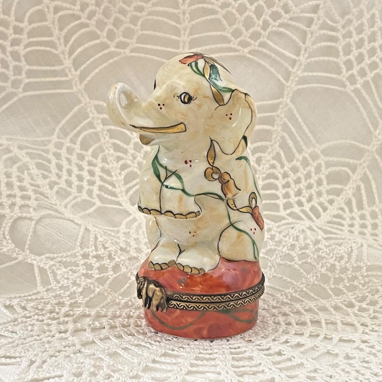Beautiful Tassle Elephant -Peint Main Signed Exclusive Charmant