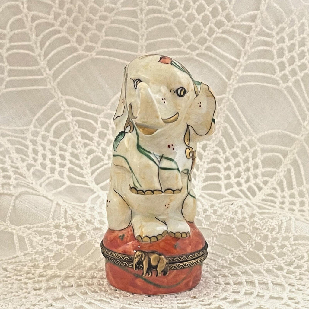 Beautiful Tassle Elephant -Peint Main Signed Exclusive Charmant
