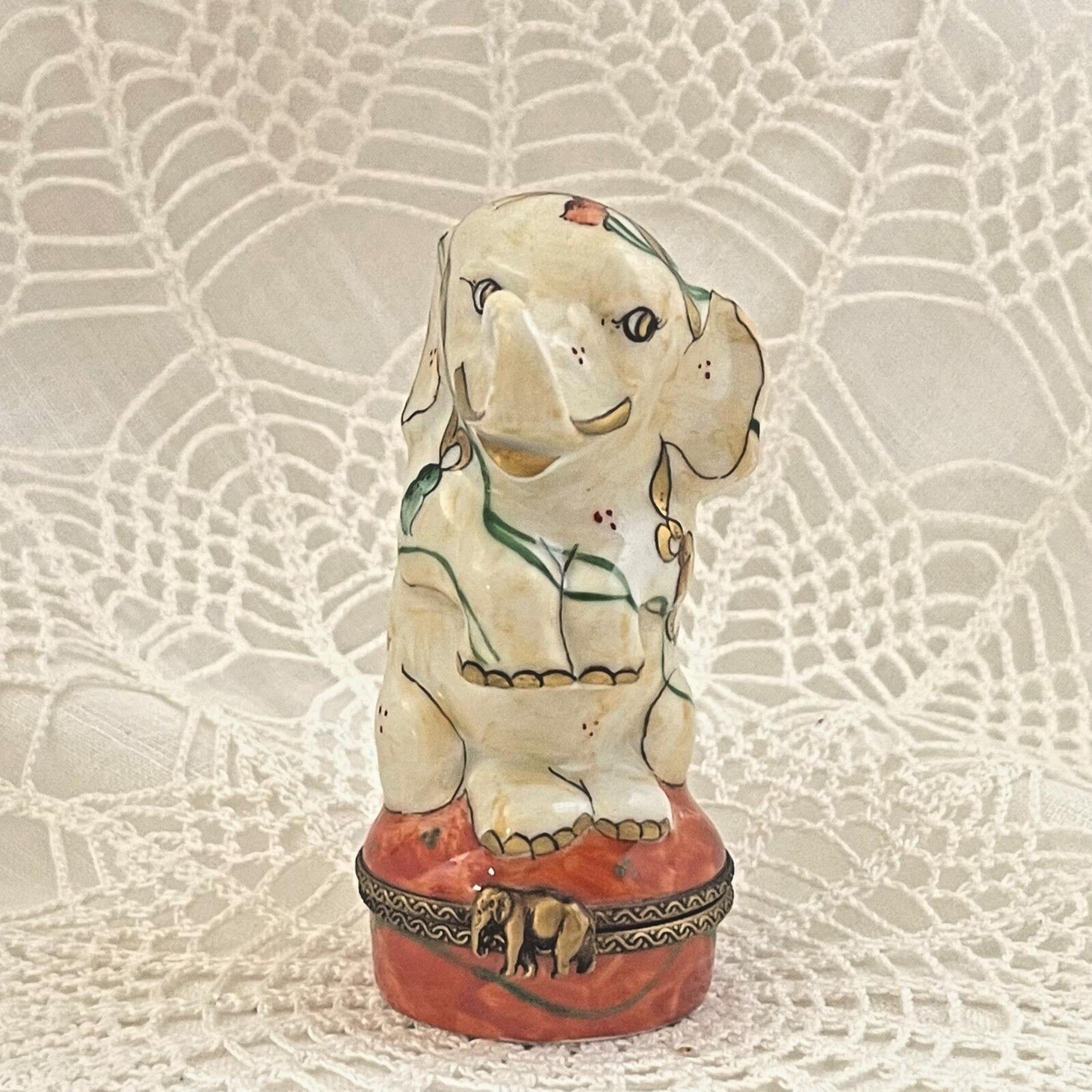 Beautiful Tassle Elephant -Peint Main Signed Exclusive Charmant