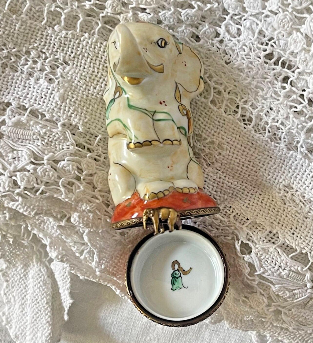 Beautiful Tassle Elephant -Peint Main Signed Exclusive Charmant