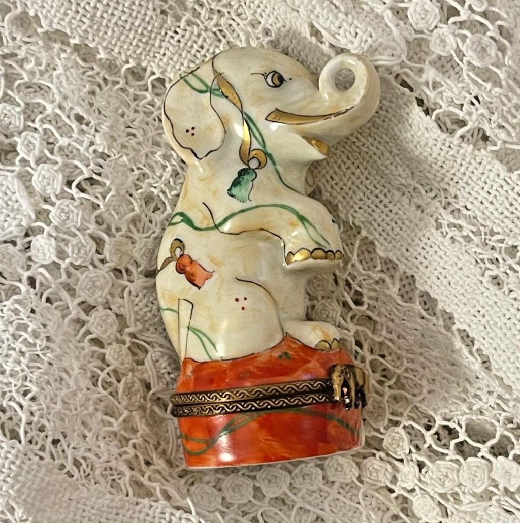 Beautiful Tassle Elephant -Peint Main Signed Exclusive Charmant