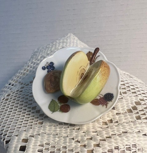 Limoges France Peint Main Sliced Golden Apple on Plate Porcelain Trinket Box