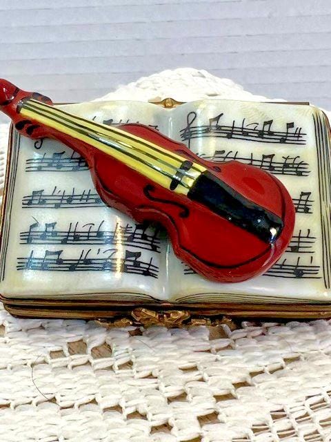 Limoges france violin on music book porcelain trinket box, peint main