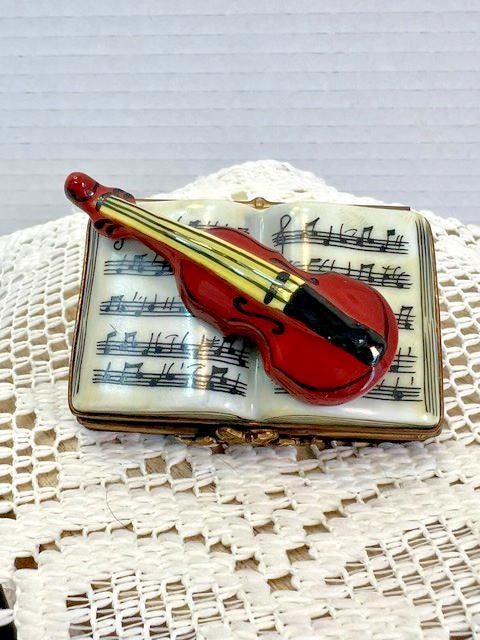 Limoges france violin on music book porcelain trinket box, peint main