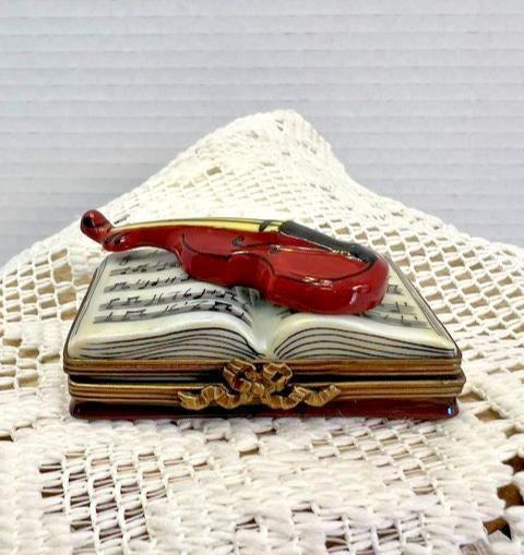Limoges france violin on music book porcelain trinket box, peint main
