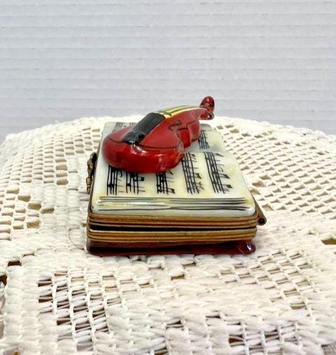 Limoges france violin on music book porcelain trinket box, peint main