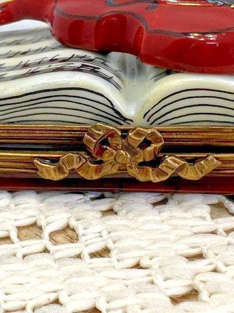Limoges france violin on music book porcelain trinket box, peint main