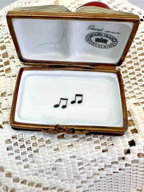 Limoges france violin on music book porcelain trinket box, peint main
