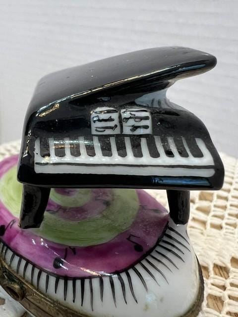Limoges baby grand piano porcelain trinket box, peint main