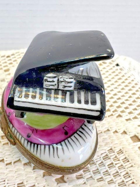 Limoges baby grand piano porcelain trinket box, peint main