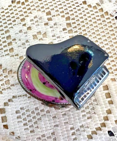 Limoges baby grand piano porcelain trinket box, peint main