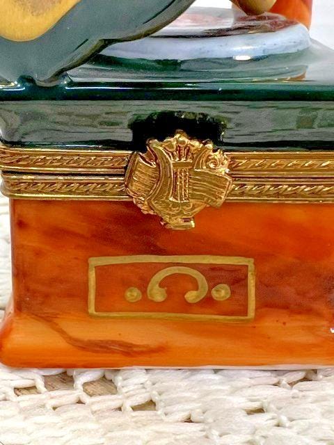 Limoges france gramophone porcelain trinket box peint main marque déposée