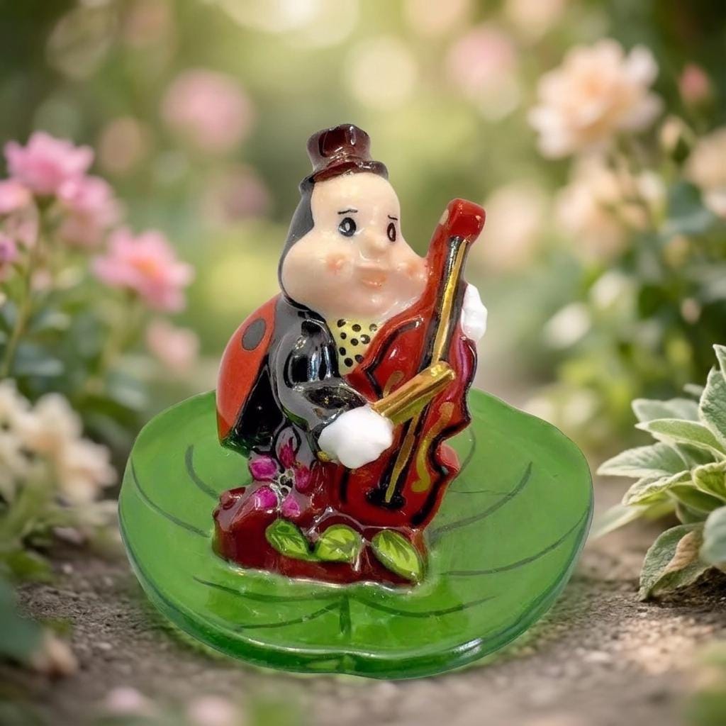 Limoges france ladybug playing violin porcelain trinket box, peint main