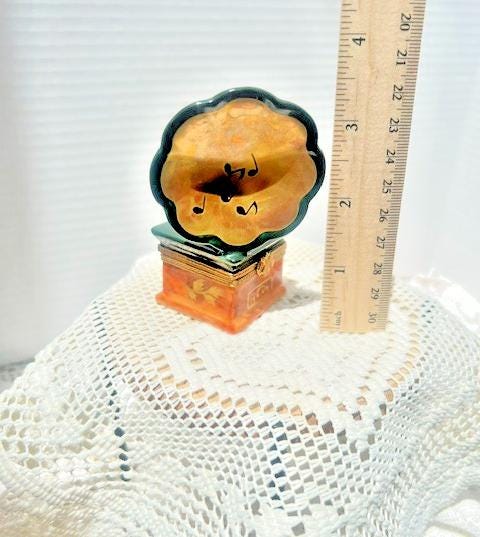 Limoges france gramophone porcelain trinket box peint main marque déposée