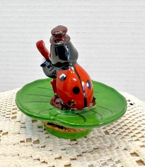Limoges france ladybug playing violin porcelain trinket box, peint main