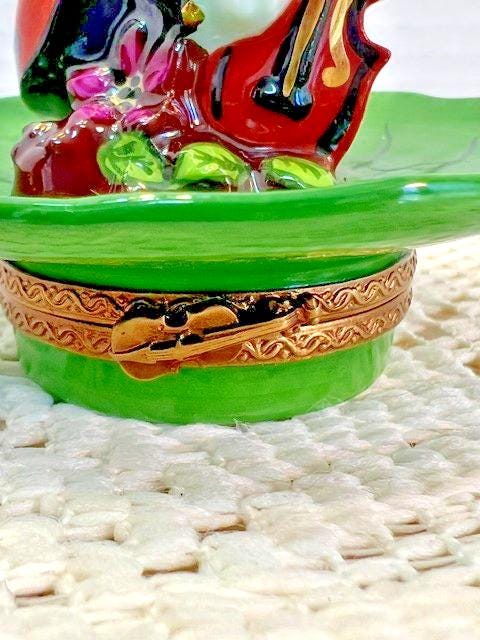Limoges france ladybug playing violin porcelain trinket box, peint main