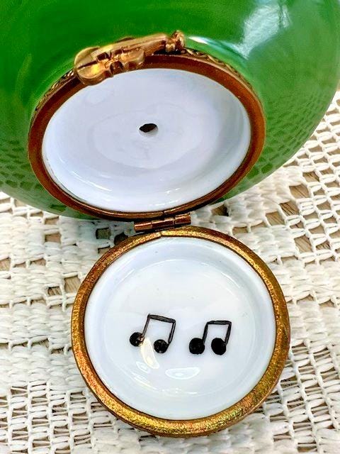 Limoges france ladybug playing violin porcelain trinket box, peint main