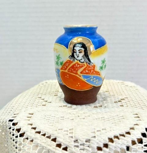 Japanese satsuma style miniature vase, dating to the "occupied japan" era
