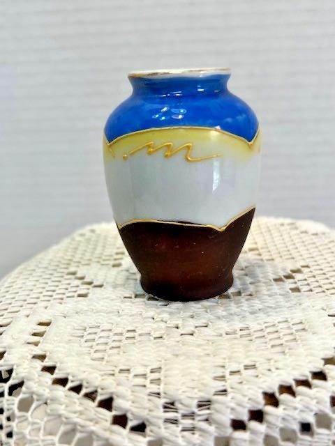 Japanese satsuma style miniature vase, dating to the "occupied japan" era