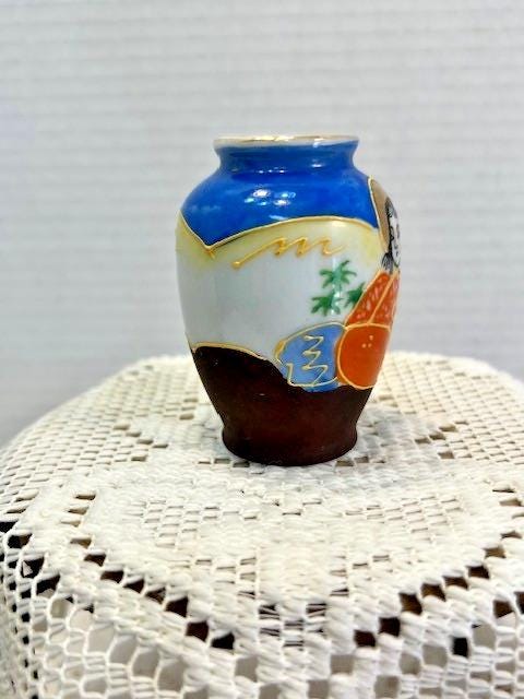 Japanese satsuma style miniature vase, dating to the "occupied japan" era