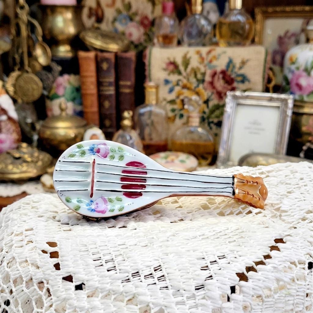 Limoges france mandolin porcelain trinket box, peint main