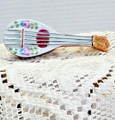 Limoges france mandolin porcelain trinket box, peint main