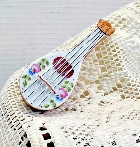 Limoges france mandolin porcelain trinket box, peint main