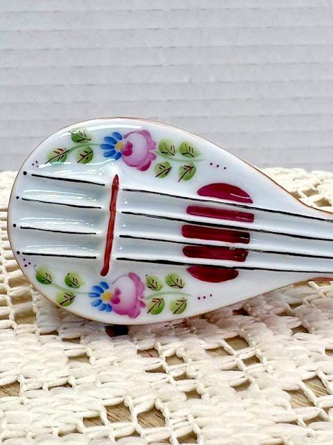 Limoges france mandolin porcelain trinket box, peint main