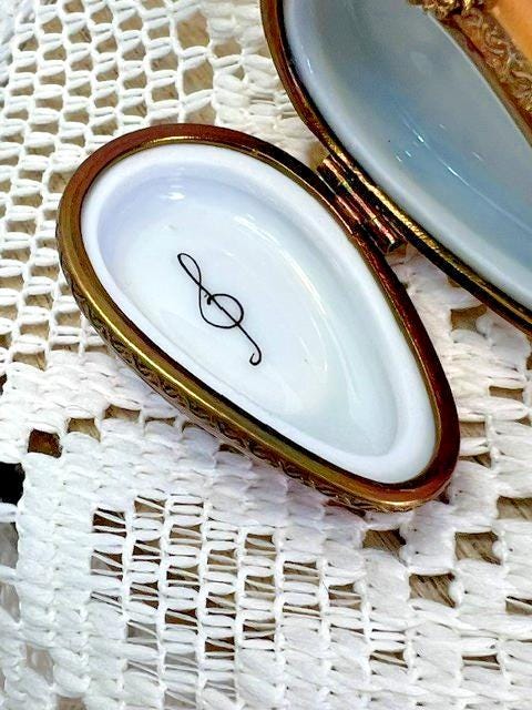 Limoges france mandolin porcelain trinket box, peint main
