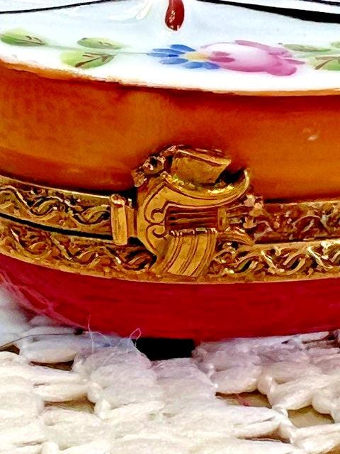 Limoges france mandolin porcelain trinket box, peint main