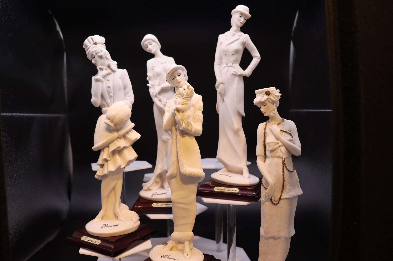 Giuseppe armani figurine: lady with gold necklace, 1987