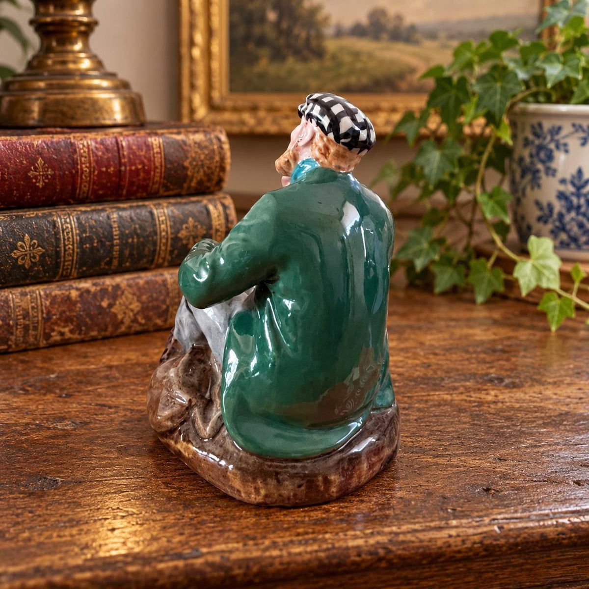 Royal Doulton The Wayfarer HN 2362 porcelain figurine, English character collectible, seated pipe smoker