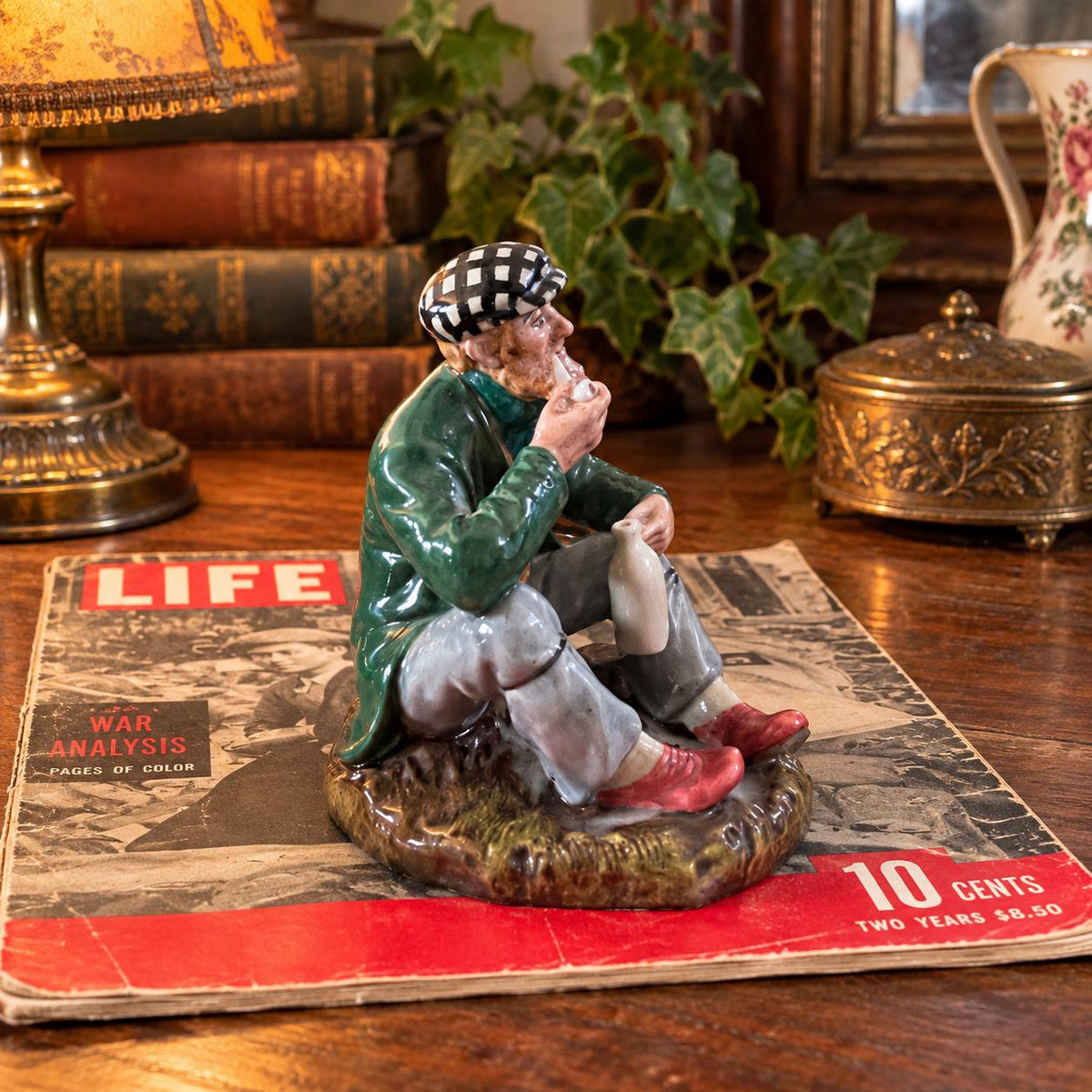 Royal Doulton The Wayfarer HN 2362 porcelain figurine, English character collectible, seated pipe smoker