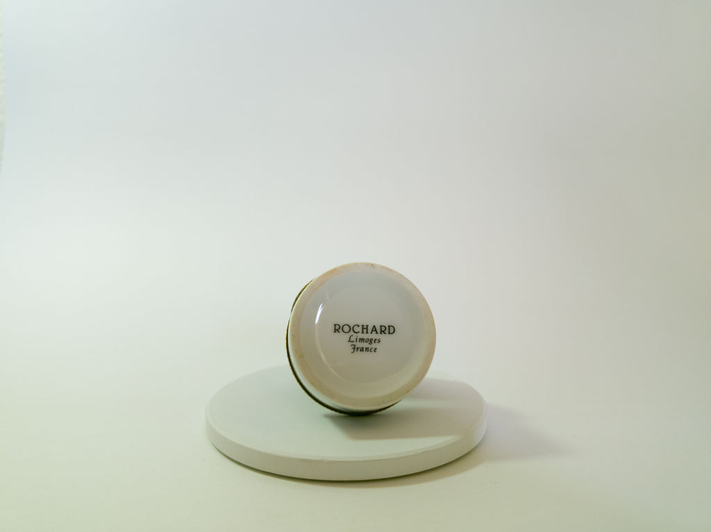 Round ceramic product with 'Rochard' branding on a white background