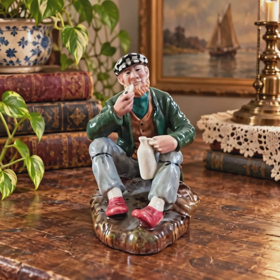 Royal Doulton The Wayfarer HN 2362 porcelain figurine, English character collectible, seated pipe smoker